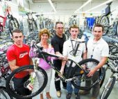 Belén Sierra y Proko Gómez con los responsables de DECATHLON