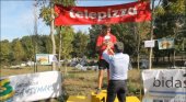 El Concejal de Deportes, Pedro Alegre, entregando el trofeo a Gorka Susperregi