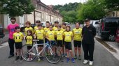 los alevines e infantiles del Club Ciclista Irunés “Óptica Bidasoa”  con Javier Uranga y Jon Unanue