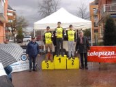 En la imagen los tres primeros clasificados cadetes, 1º Unai Gomez, 2º Andoni Perez, 3 Julen Gomez, todos del IRUNES-TELEPIZZA IRUN a la derecha el Delegado de Deportes del Ayuntamiento Pedro Alegre, izquierda el presidente del  Club Juanjo Garagarza