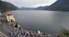 El pelotón pasando junto al Lago Como