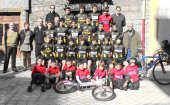 Foto de Familia con todos los chavales, el Presidente Juanjo Garagarza, Belén Sierra y miembros de la Directiva